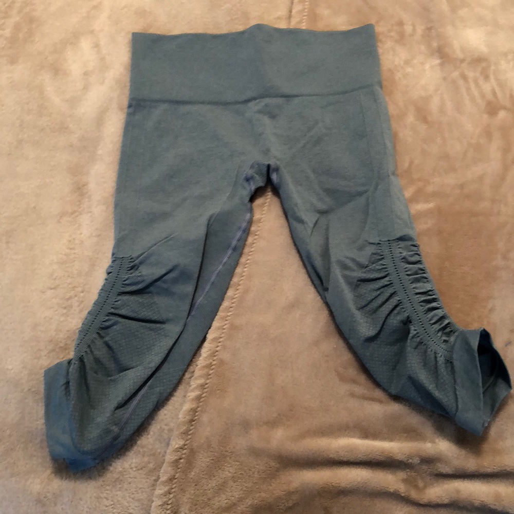 **EXCELLENT CONDITION** Lululemon Seamless Crops